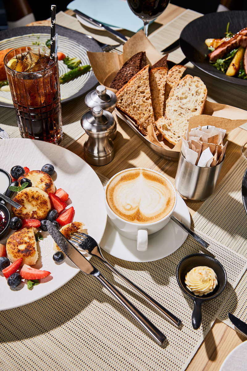 table de petit-déjeuner avec un café